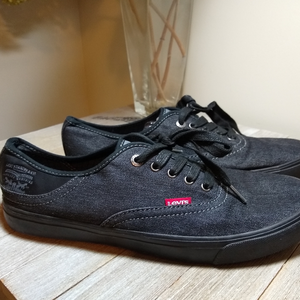 NWOT Men's LEVIS Black Low Top Fashion Casual Canvas Sneakers, US 9.5